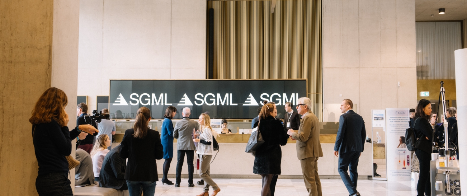 Attendees in the foyer of the SGML congress at Kunsthaus Zürich